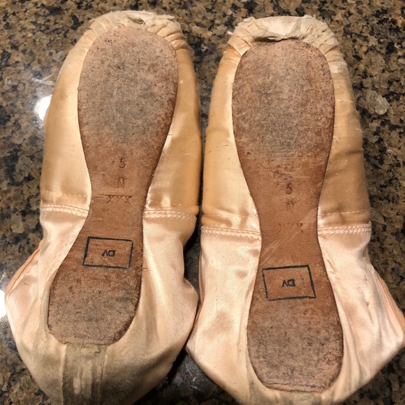 Old used pointe shoes - Picture 6 of 14